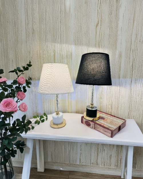 KW8011- B -LAMPARA DE MESA PERLA ESTRUCTURA METALIZA Y ACRILICO