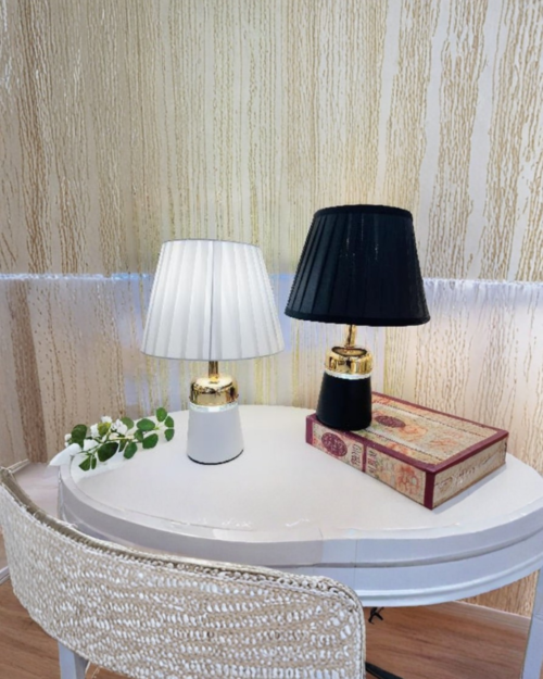 KW7297- N -LAMPARA DE MESA ESTRUCTURA METALICA Y ACRILICO